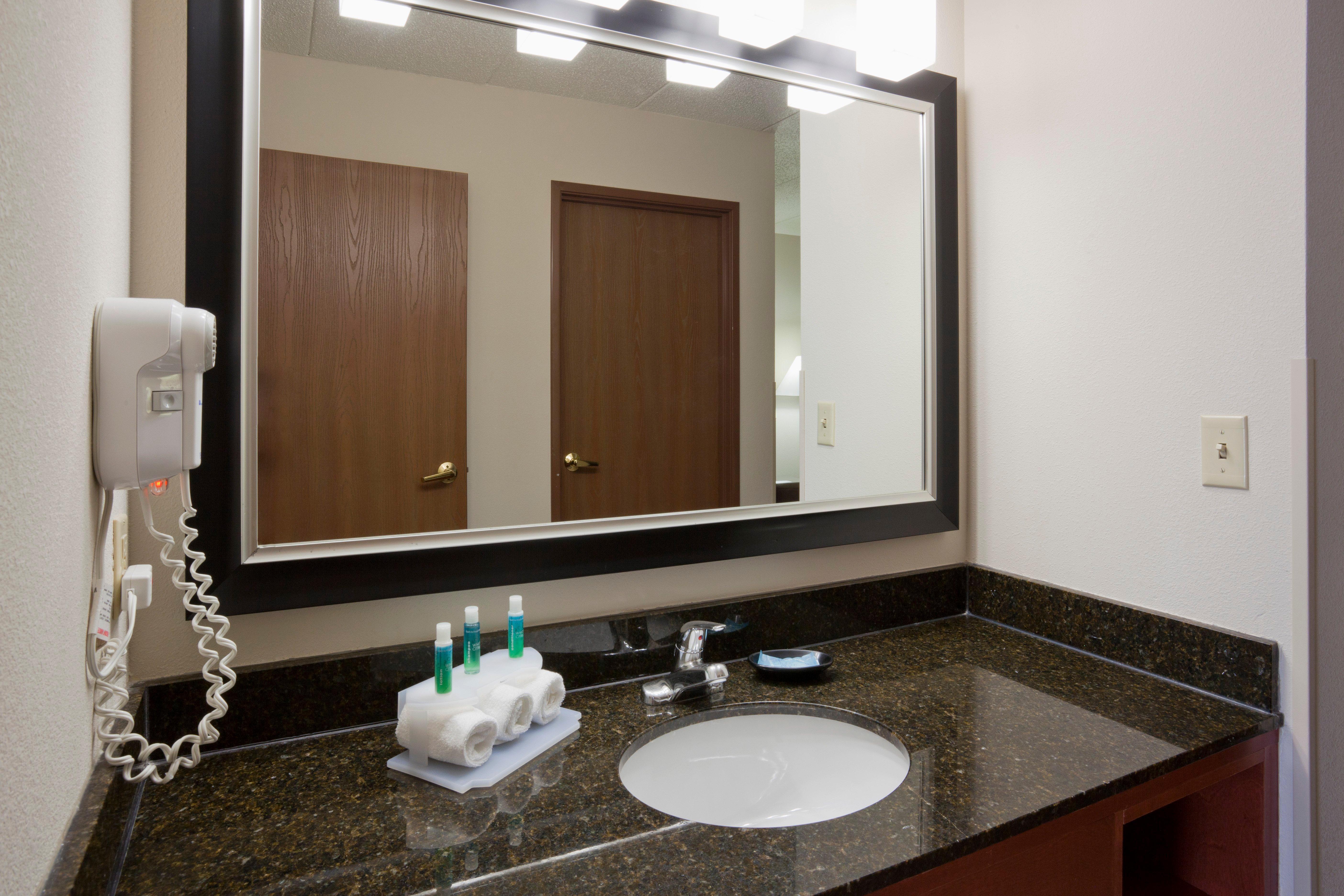 Holiday Inn Express & Suites Bloomington West By Ihg Exterior photo